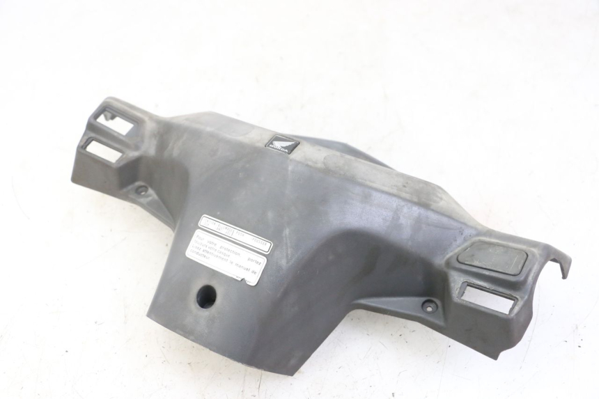 photo de CUBIERTA DEL MANILLAR TRASERO HONDA SCV LEAD 100 (2003 - 2007) - Primer plano técnico