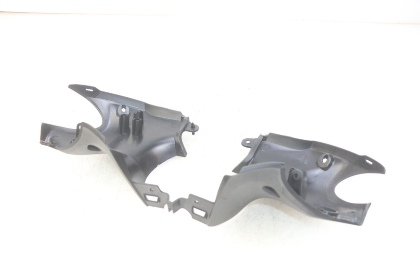 photo de CUBIERTA DEL MANILLAR TRASERO YAMAHA HW XENTER 125 (2011 - 2017) - Primer plano técnico