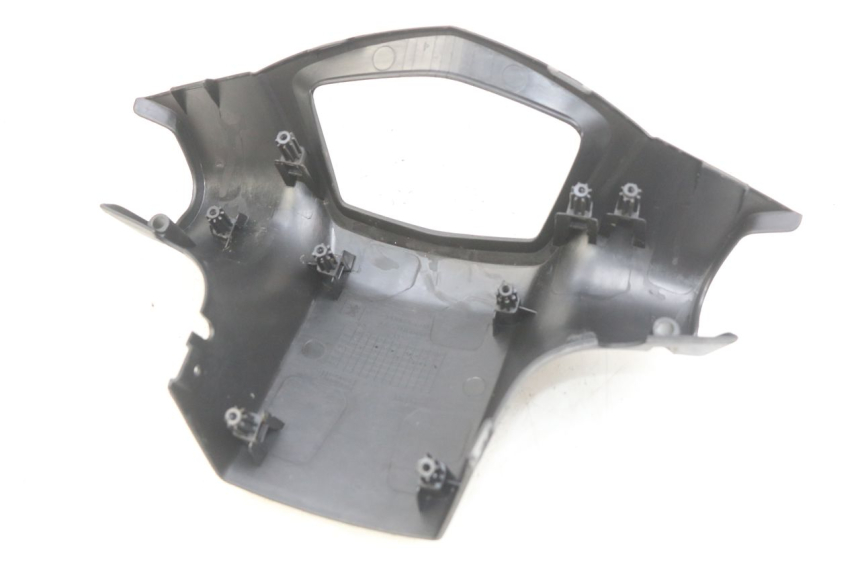 photo de CUBIERTA DE MANILLAR TRASERO. PEUGEOT KISBEE 4T 50 (2010 - 2017) - Primer plano técnico