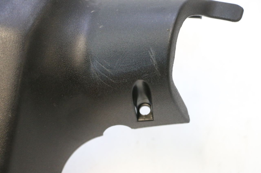 photo de TAPA MANILLAR DELANTERO PEUGEOT KISBEE 4T 50 (2023 - 2026) - Detalle de la pieza