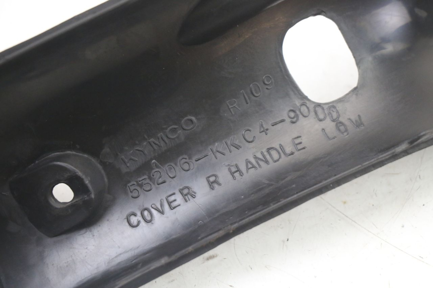 photo de TAPA MANILLAR DELANTERO KYMCO GRAND DINK 125 (2008 - 2014) - Detalles de los puntos de fijación