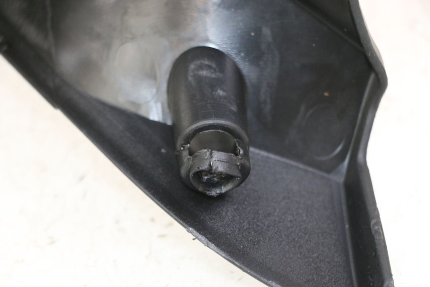 photo de TAPA MANILLAR DELANTERO KYMCO XCITING 500 (2007 - 2010) - Primer plano técnico