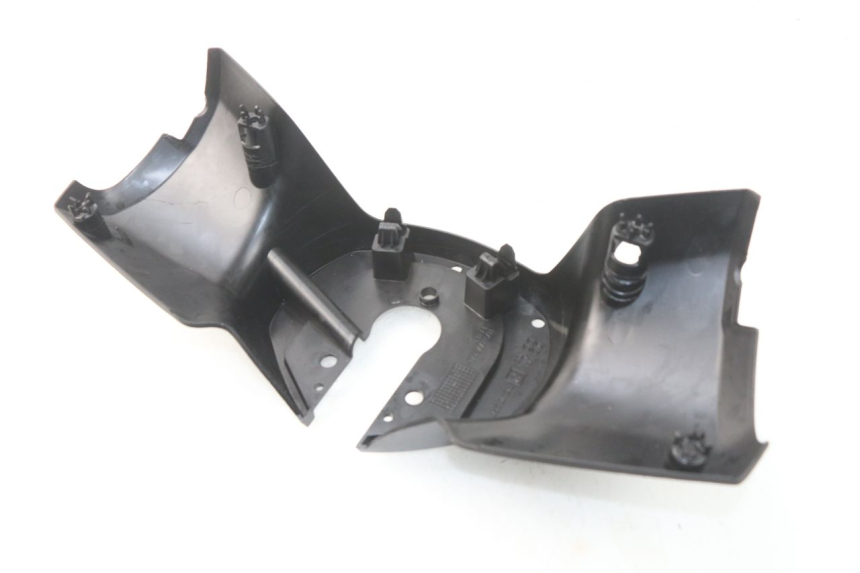 photo de TAPA MANILLAR DELANTERO PEUGEOT METROPOLIS 400 (2017 - 2020) - Primer plano técnico