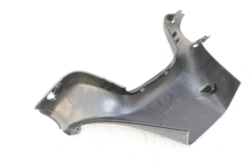 photo de CUBIERTA DEL MANILLAR TRASERO PIAGGIO MP3 RL 250 (2006 - 2010) - Primer plano técnico