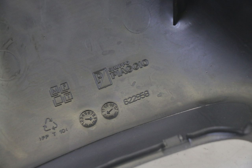 photo de CUBIERTA DE MANILLAR TRASERO PIAGGIO MP3 500 (2011 - 2015) - Marcados y referencias originales
