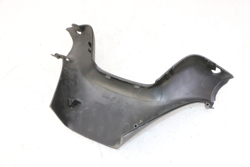 photo de CUBIERTA DEL MANILLAR TRASERO PIAGGIO MP3 RL 250 (2006 - 2010) - Detalles de los puntos de fijación