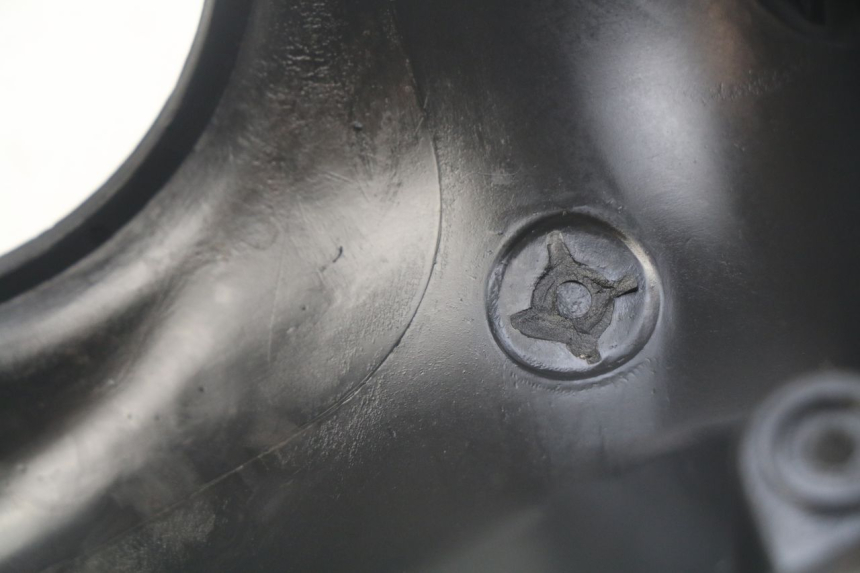 photo de TAPA MANILLAR DELANTERO SYM ORBIT 2 4T 50 (2008 - 2017) - Detalle de la pieza