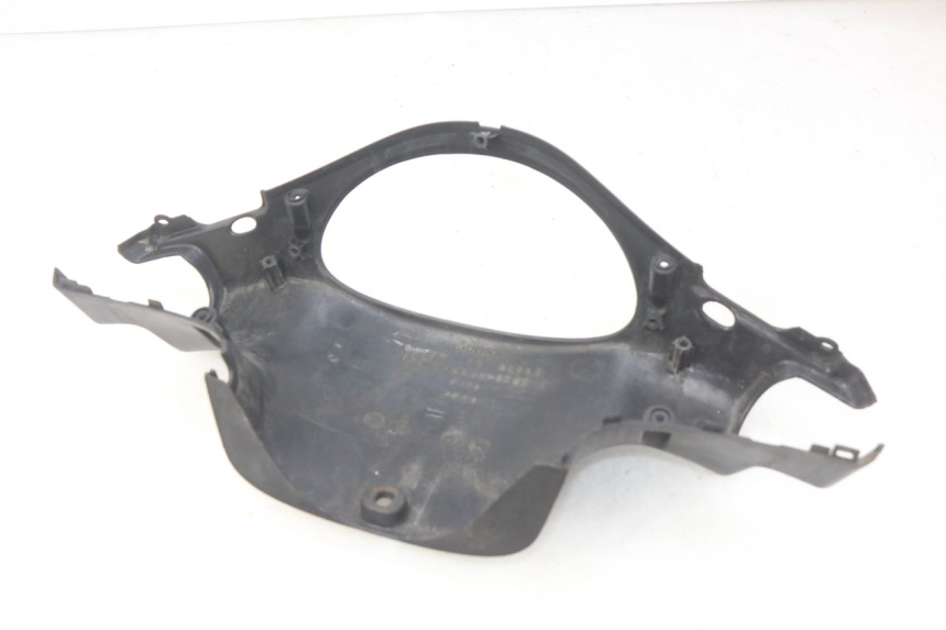 photo de CUBIERTA DE MANILLAR TRASERO. KYMCO PEOPLE 250 (2004 - 2008) - Primer plano técnico