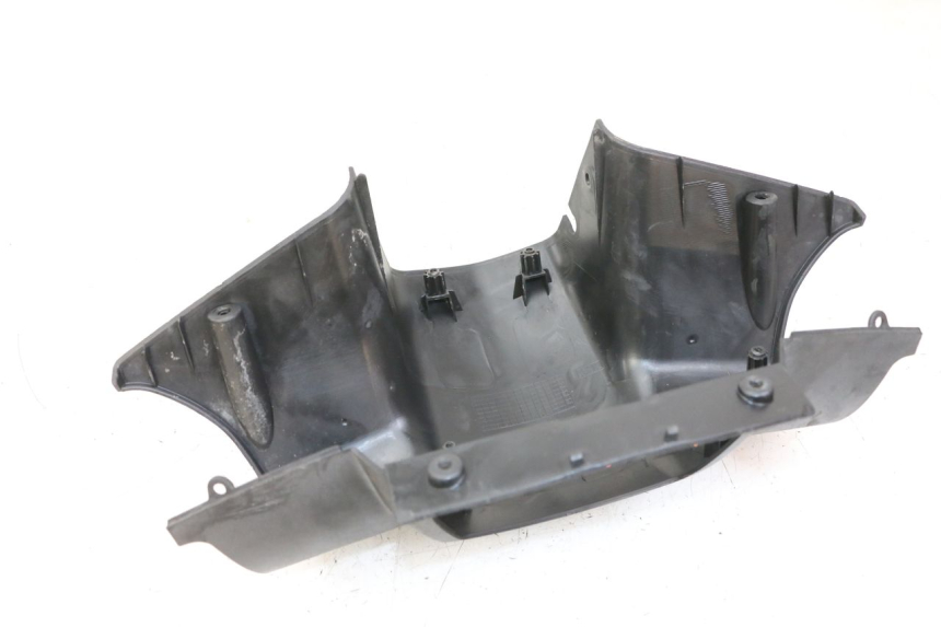 photo de TAPA MANILLAR DELANTERO PEUGEOT VIVACITY 125 (2010 - 2017) - Primer plano técnico