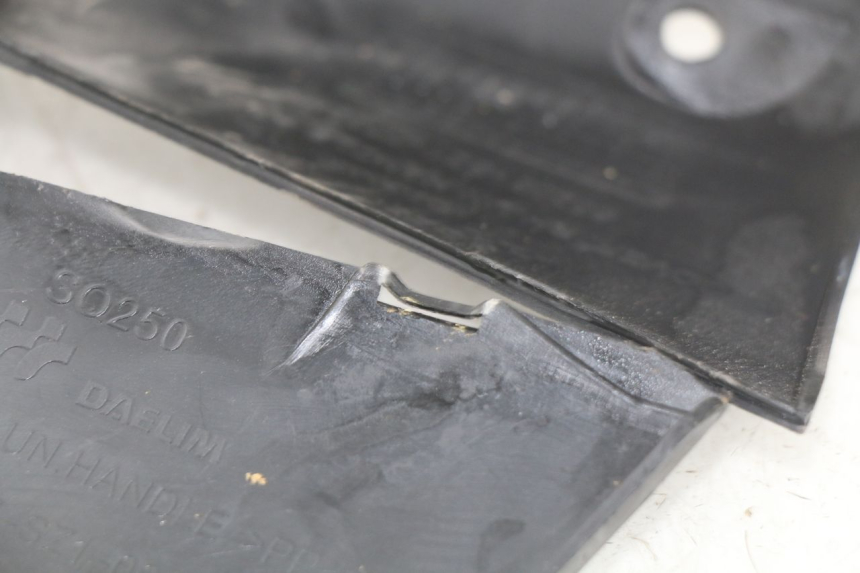 photo de CUBIERTA DEL MANILLAR TRASERO DAELIM S2 FI 125 (2008 - 2017) - Vista general del producto