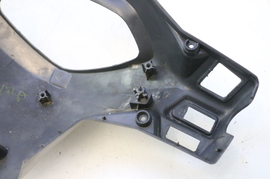 photo de CUBIERTA DEL MANILLAR TRASERO HONDA SCV LEAD 100 (2003 - 2007) - Primer plano técnico