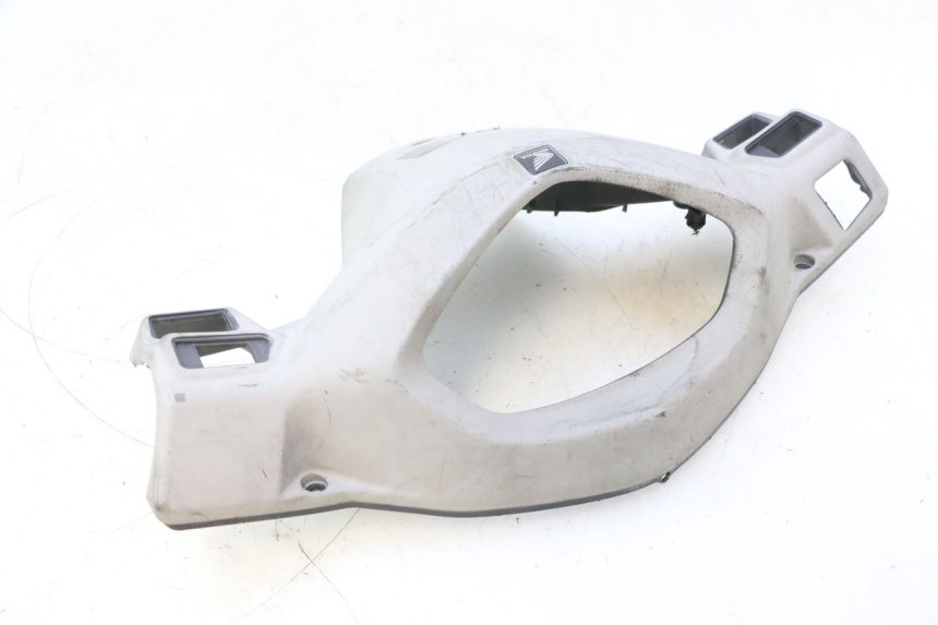 photo de CUBIERTA DEL MANILLAR TRASERO HONDA SCV LEAD 100 (2003 - 2007) - Marcados y referencias originales