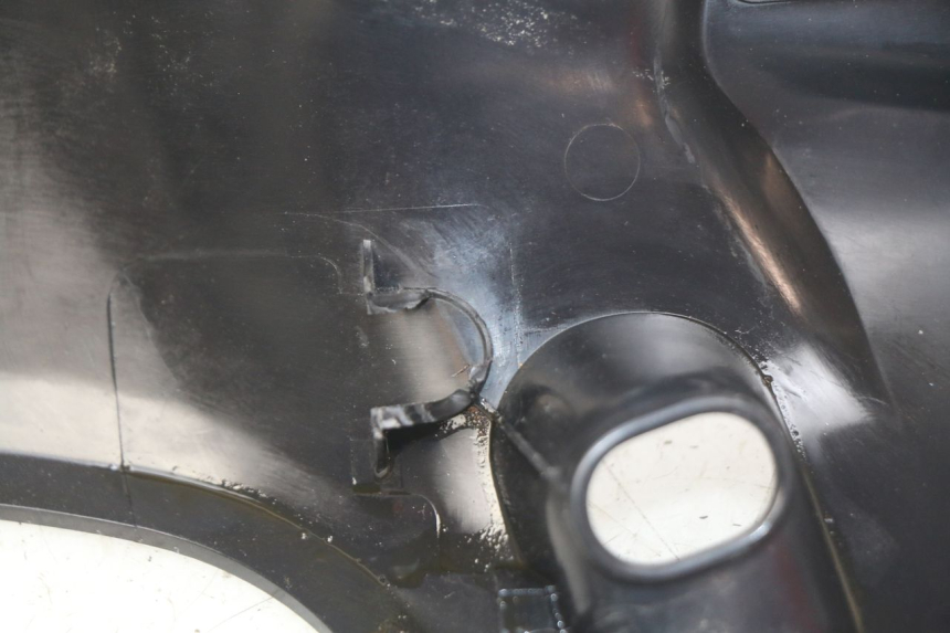 photo de CUBIERTA DE MANILLAR TRASERO SUZUKI SIXTEEN 125 (2008 - 2010) - Primer plano técnico