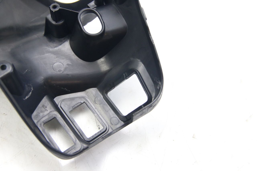 photo de CUBIERTA DE MANILLAR TRASERO SUZUKI SIXTEEN 125 (2008 - 2010) - Primer plano técnico