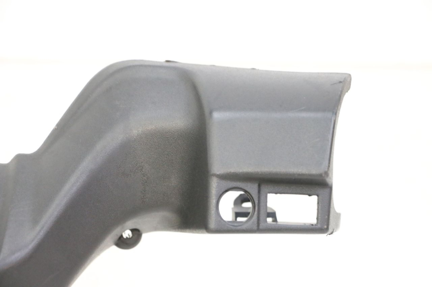 photo de CUBIERTA DE MANILLAR TRASERO APRILIA SXR 50 (2021 - 2023) - Primer plano técnico