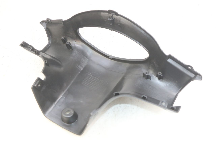 photo de CUBIERTA DE MANILLAR TRASERO PEUGEOT V-CLIC VCLIC 50 (2007 - 2013) - Primer plano técnico