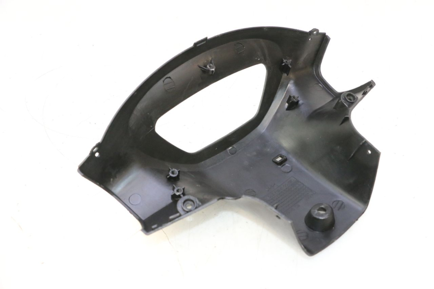 photo de CUBIERTA DE MANILLAR TRASERO PEUGEOT V-CLIC VCLIC 50 (2007 - 2013) - Primer plano técnico