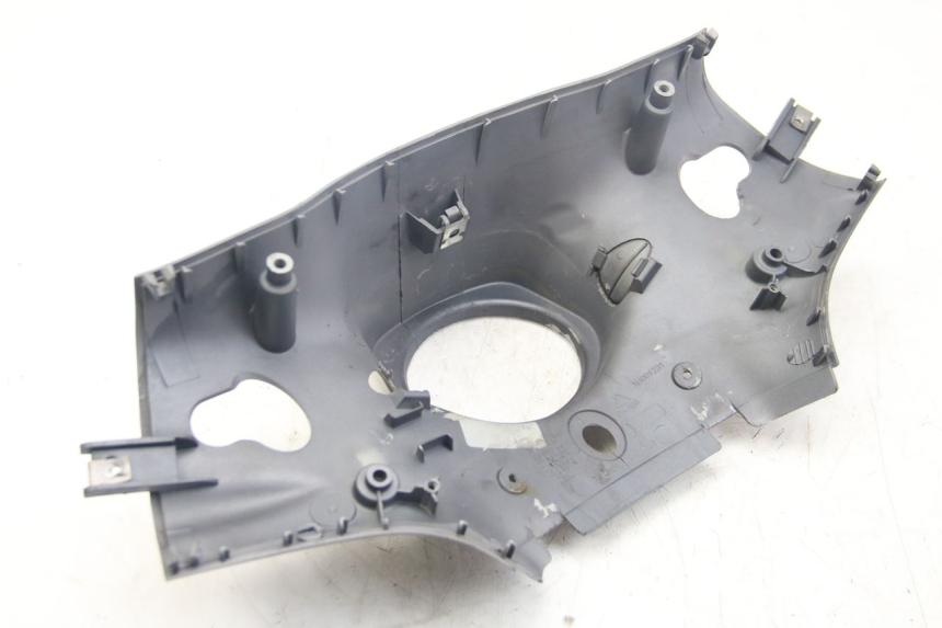 photo de CUBIERTA DEL MANILLAR TRASERO PIAGGIO VESPA SPRINT 2T 50 (2014 - 2018) - Primer plano técnico