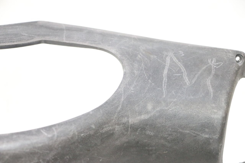 photo de CUBIERTA DE MANILLAR TRASERO PEUGEOT VIVACITY 50 (1998 - 2003) - Detalle de la pieza
