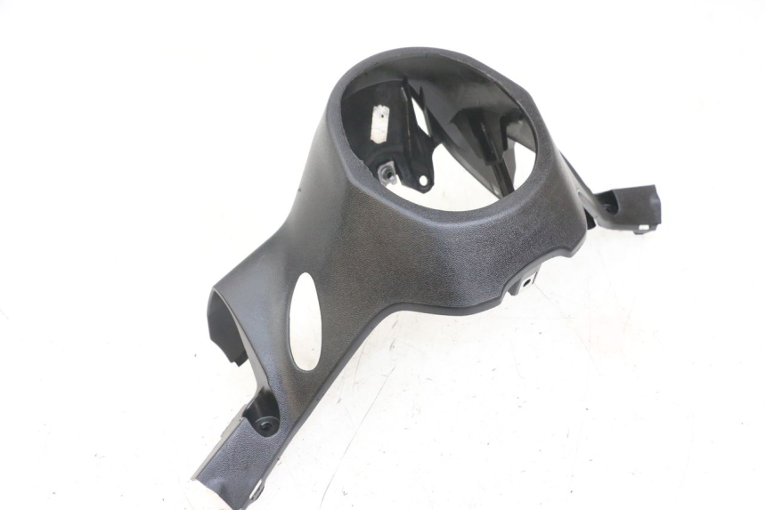 photo de CUBIERTA DE MANILLAR TRASERO YAMAHA XMAX X-MAX ABS 125 (2017 - 2020) - Primer plano técnico