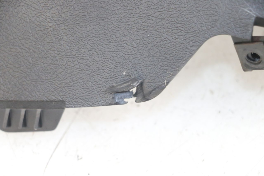 photo de CUBIERTA DEL MANILLAR TRASERO YAMAHA XMAX X-MAX 125 (2006 - 2009) - Detalle de la pieza