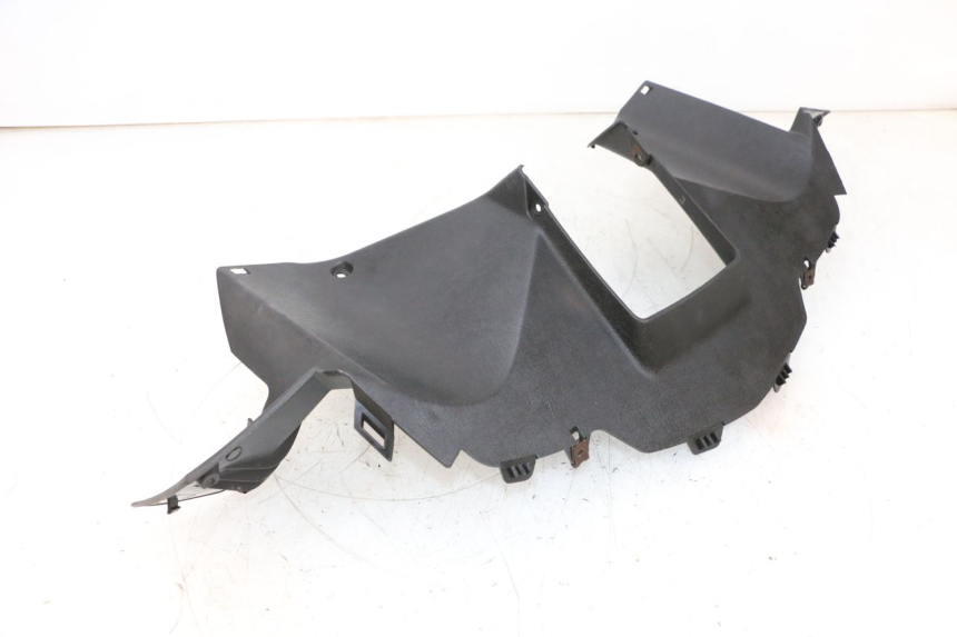 photo de CUBIERTA DEL MANILLAR TRASERO YAMAHA XMAX X-MAX 125 (2006 - 2009) - Primer plano técnico