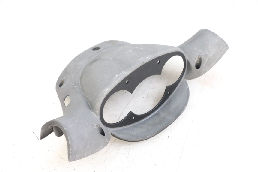 photo de CUBIERTA DE MANILLAR TRASERO YAMAHA YP MAJESTY 125 (2002 - 2006) - Primer plano técnico