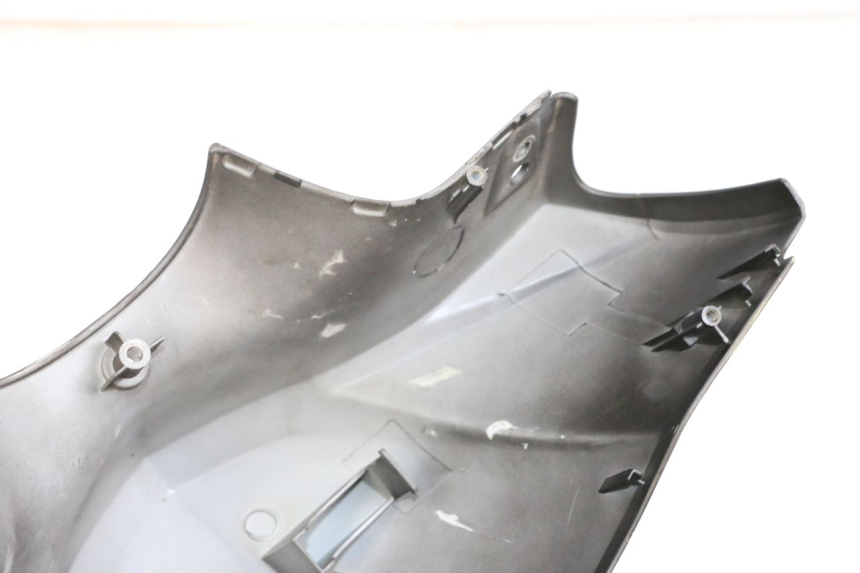 photo de TAPA MANILLAR TRASERO KYMCO AGILITY PREMIUM 50 (2007 - 2010) - Primer plano técnico