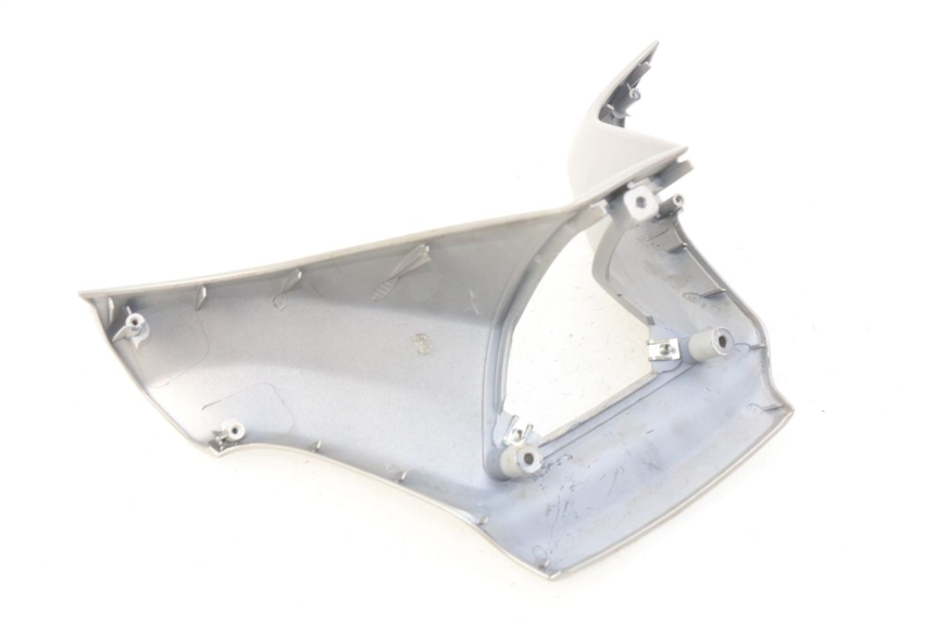 photo de TAPA MANILLAR TRASERO APRILIA ATLANTIC 125 (2003 - 2009) - Primer plano técnico