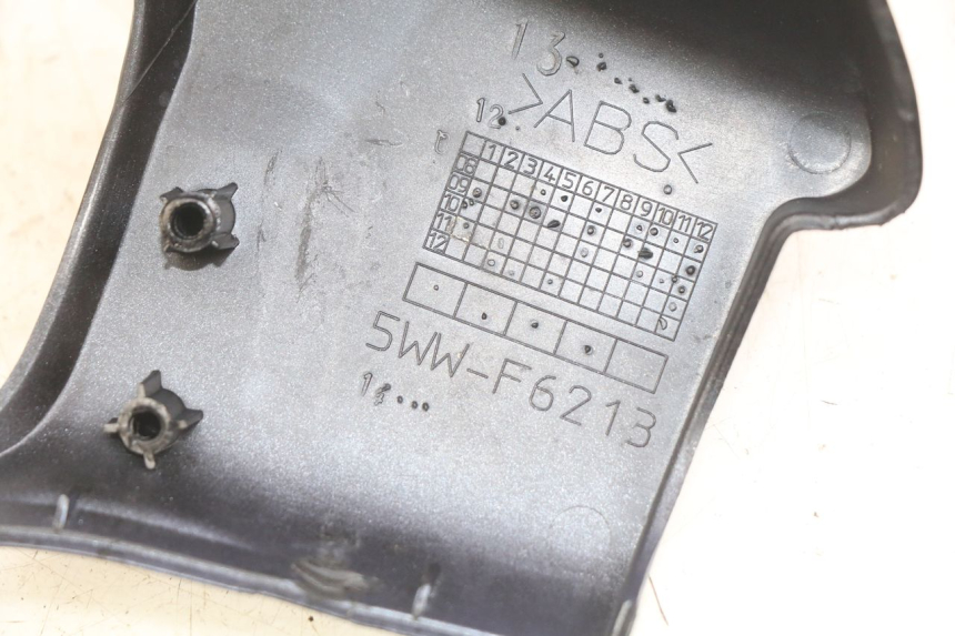 photo de CUBIERTA DEL MANILLAR DELANTERO YAMAHA BW'S EASY 50 (2013 - 2016) - Primer plano técnico