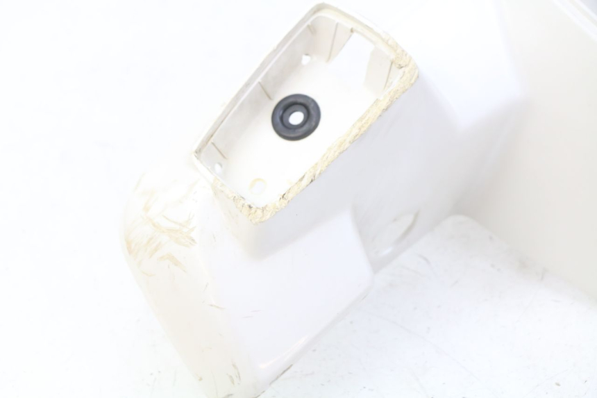 photo de CUBIERTA DEL MANILLAR DELANTERO SUZUKI CP 80 (1985 - 1996) - Detalles de los puntos de fijación