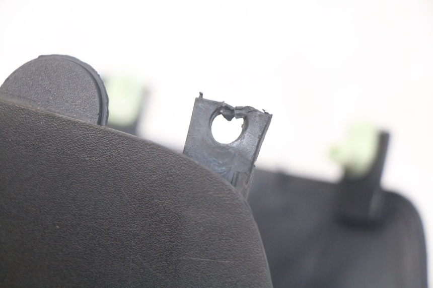 photo de CUBIERTA DEL MANILLAR DELANTERO PEUGEOT ELYSEO 125 (1999 - 2004) - Detalle de la pieza