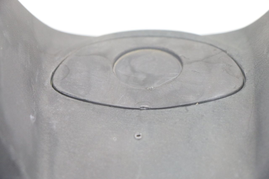 photo de TAPA MANILLAR TRASERO SYM GTS EVO 125 (2009 - 2013) - Detalle de la pieza