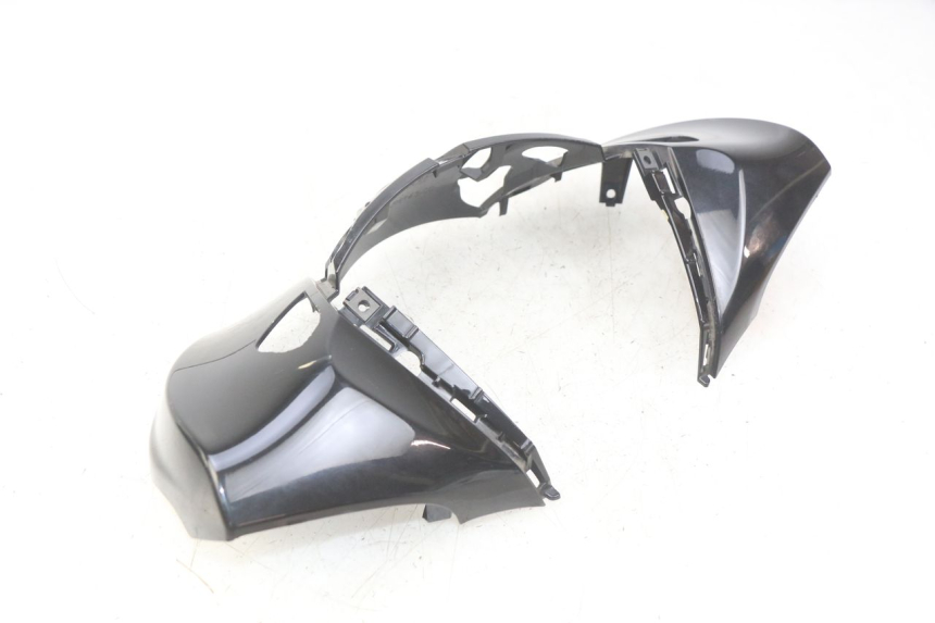 photo de CUBIERTA DEL MANILLAR DELANTERO YAMAHA HW XENTER 125 (2011 - 2017) - Primer plano técnico