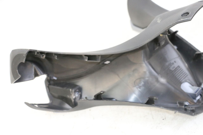 photo de TAPA MANILLAR TRASERO SYM JOYMAX 125 (2010 - 2017) - Primer plano técnico