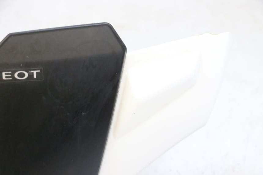 photo de CUBIERTA DEL MANILLAR DELANTERO PEUGEOT KISBEE 4T 50 (2010 - 2017) - Primer plano de alta resolución