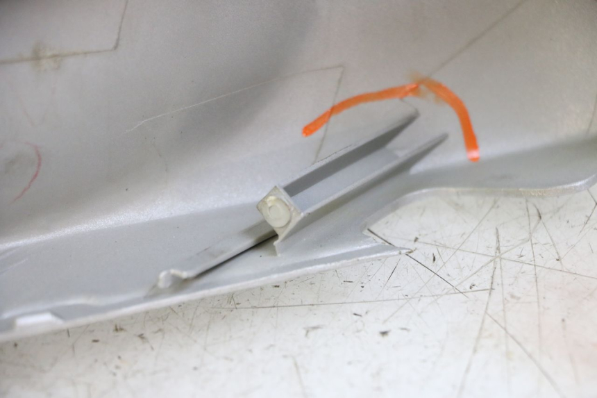 photo de TAPA MANILLAR TRASERO KYMCO GRAND DINK 125 (2008 - 2014) - Primer plano técnico