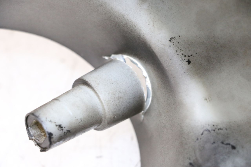 photo de TAPA MANILLAR TRASERO LONGJIA SHARPY 125 (2020 - 2024) - Primer plano técnico