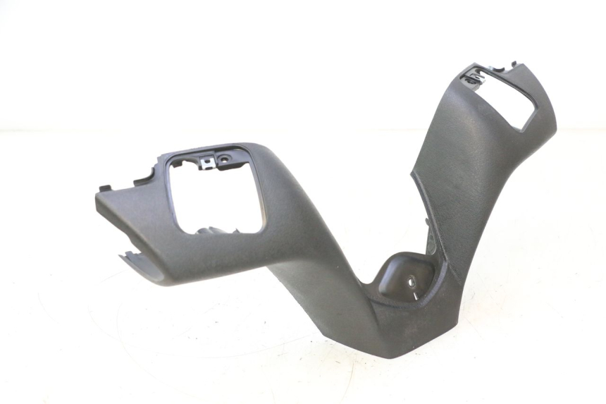 photo de CUBIERTA DEL MANILLAR DELANTERO PIAGGIO MP3 LT 300 (2010 - 2016) - Primer plano técnico