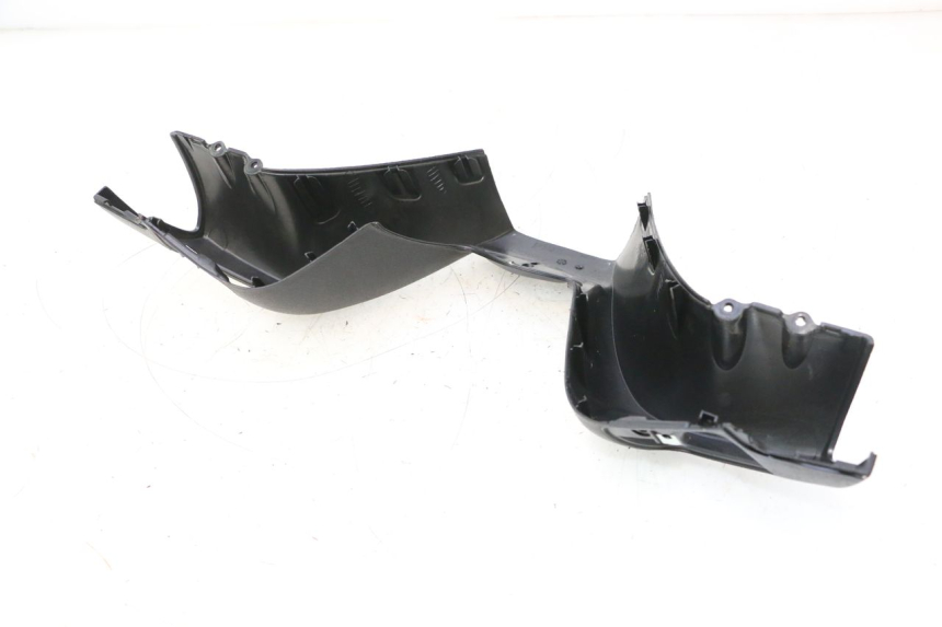 photo de CUBIERTA DEL MANILLAR DELANTERO PIAGGIO MP3 LT 300 (2010 - 2016) - Detalles de los puntos de fijación