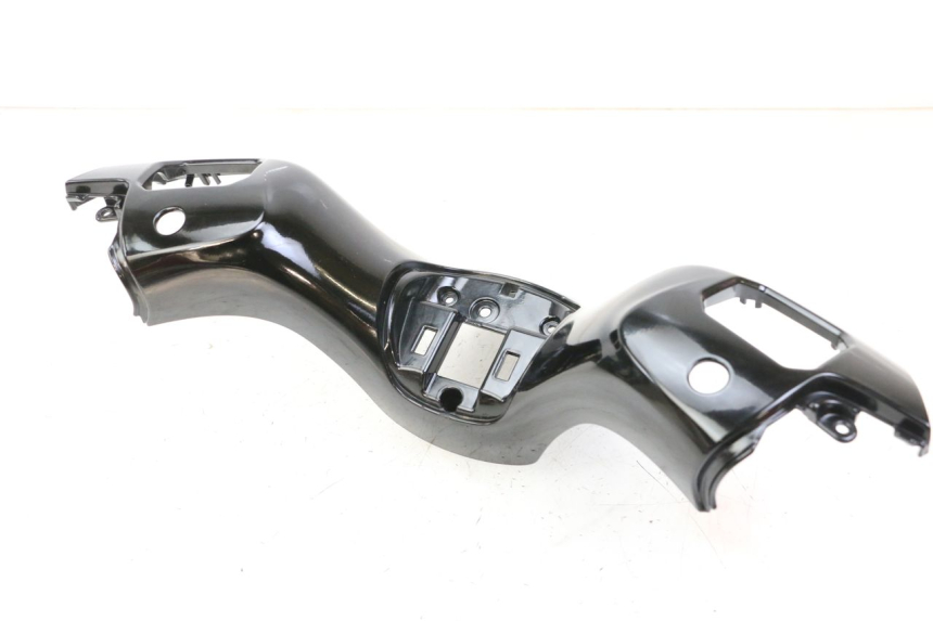 photo de CUBIERTA DEL MANILLAR DELANTERO PIAGGIO MP3 500 (2014 - 2017) - Detalles de los puntos de fijación