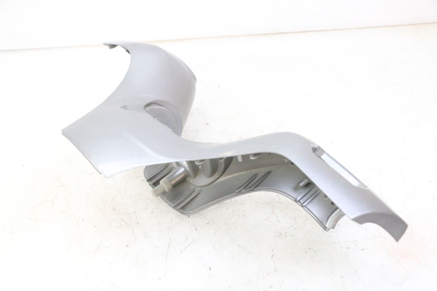 photo de CUBIERTA DEL MANILLAR DELANTERO PIAGGIO MP3 500 (2014 - 2017) - Detalles de los puntos de fijación