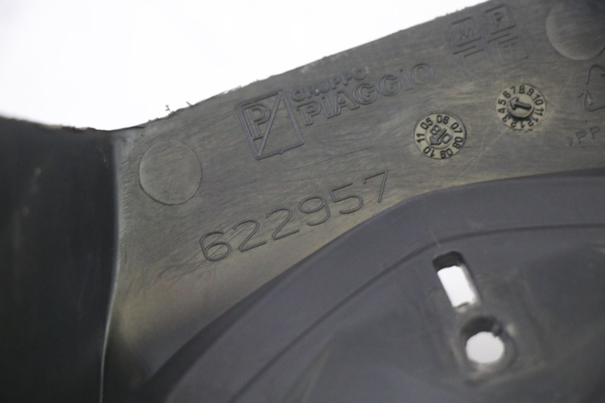 photo de CUBIERTA DEL MANILLAR DELANTERO PIAGGIO MP3 500 (2011 - 2015) - Detalles de los puntos de fijación