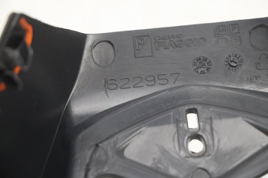 photo de CUBIERTA DEL MANILLAR DELANTERO PIAGGIO MP3 500 (2011 - 2015) - Detalles de los puntos de fijación