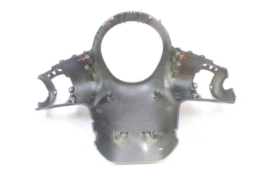 photo de CUBIERTA DEL MANILLAR DELANTERO PEUGEOT DJANGO 125 (2014 - 2017) - Primer plano técnico