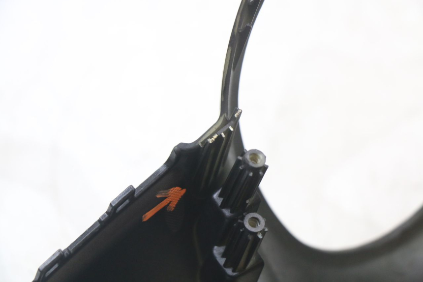 photo de CUBIERTA DEL MANILLAR DELANTERO PEUGEOT DJANGO 125 (2014 - 2017) - Detalles de los puntos de fijación