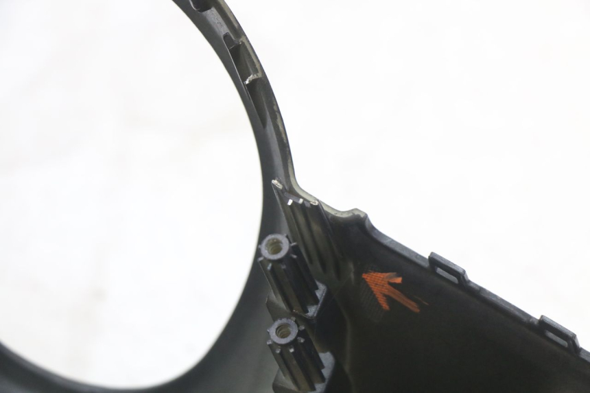 photo de CUBIERTA DEL MANILLAR DELANTERO PEUGEOT DJANGO 125 (2014 - 2017) - Marcados y referencias originales