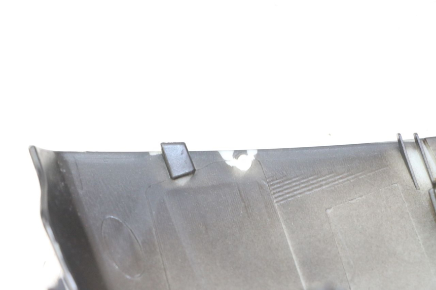 photo de TAPA MANILLAR TRASERO PEUGEOT VIVACITY 125 (2010 - 2017) - Detalle de la pieza