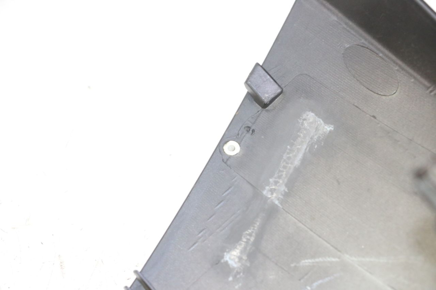 photo de TAPA MANILLAR TRASERO PEUGEOT VIVACITY 125 (2010 - 2017) - Zoom estado de uso