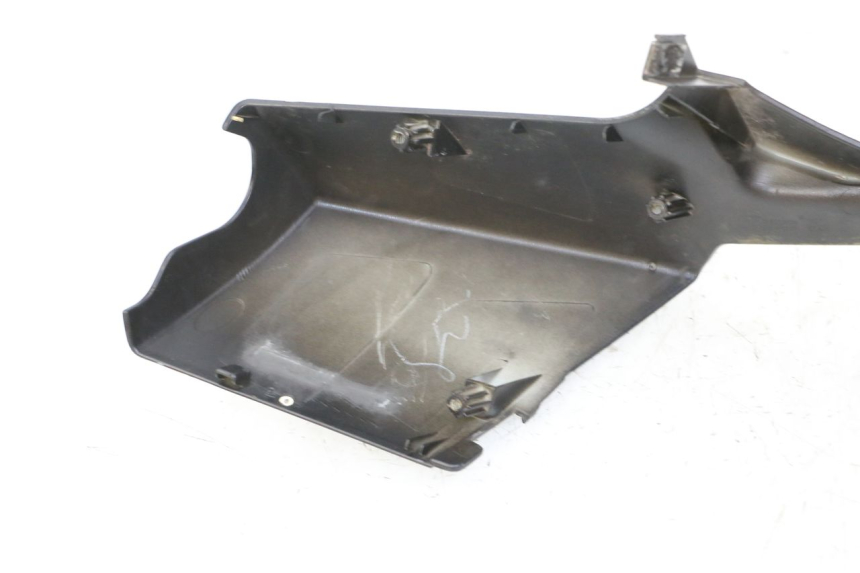 photo de TAPA MANILLAR TRASERO PEUGEOT VIVACITY 125 (2010 - 2017) - Primer plano técnico